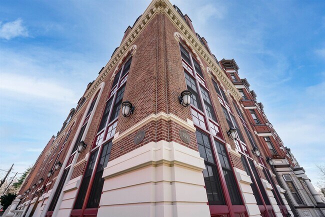 Building Photo - 829 Washington St