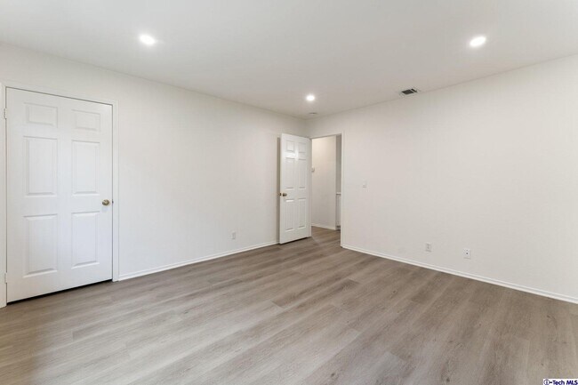 Building Photo - 731 E Cypress Ave