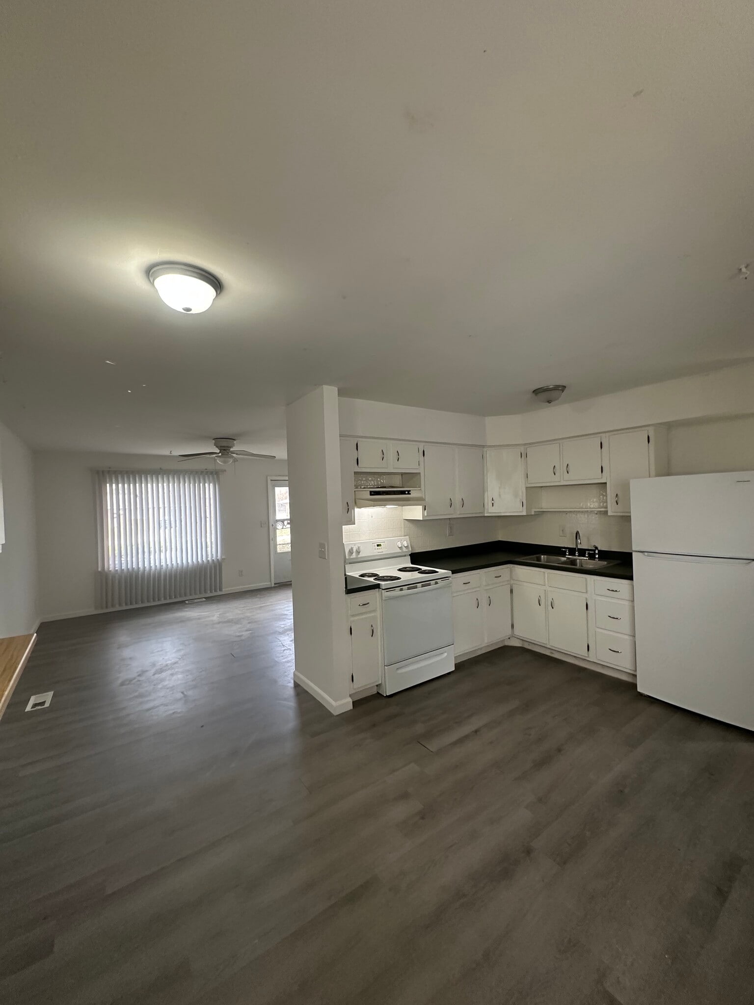 Kitchen and dining - 991 Deerfield Ct