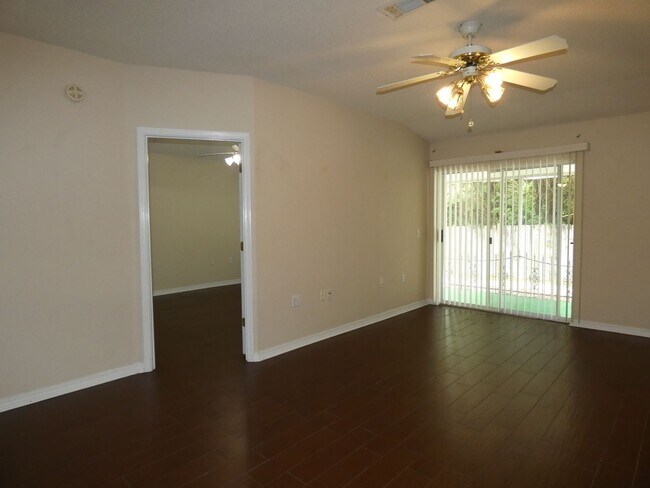 Building Photo - Adorable 2 Bedroom Convenient To Everything