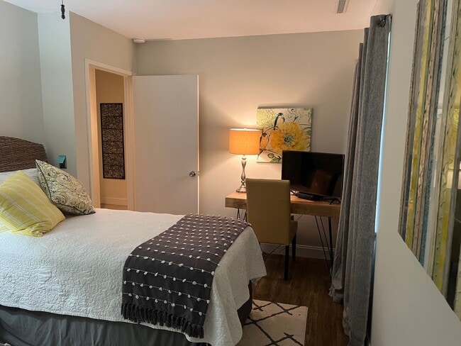 Building Photo - Walk to the beach from this 2BR FURNISHED ...