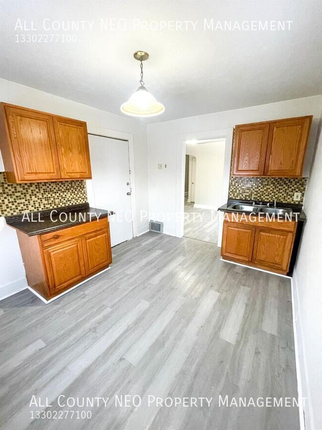 Building Photo - Cozy 2-Bedroom Apartment with Charm & Conv...