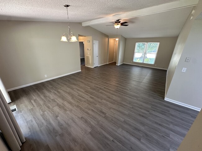 Building Photo - 116 SE Springdale Dr