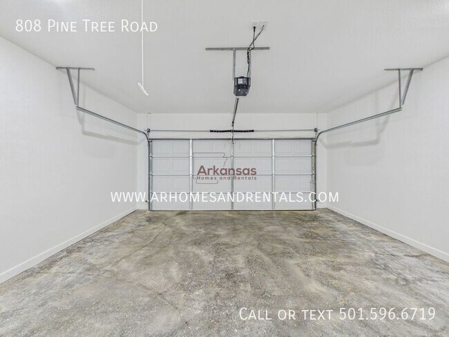 Building Photo - 808 Pine Tree Rd
