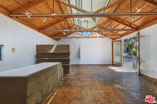 Building Photo - 656 Angelus Pl