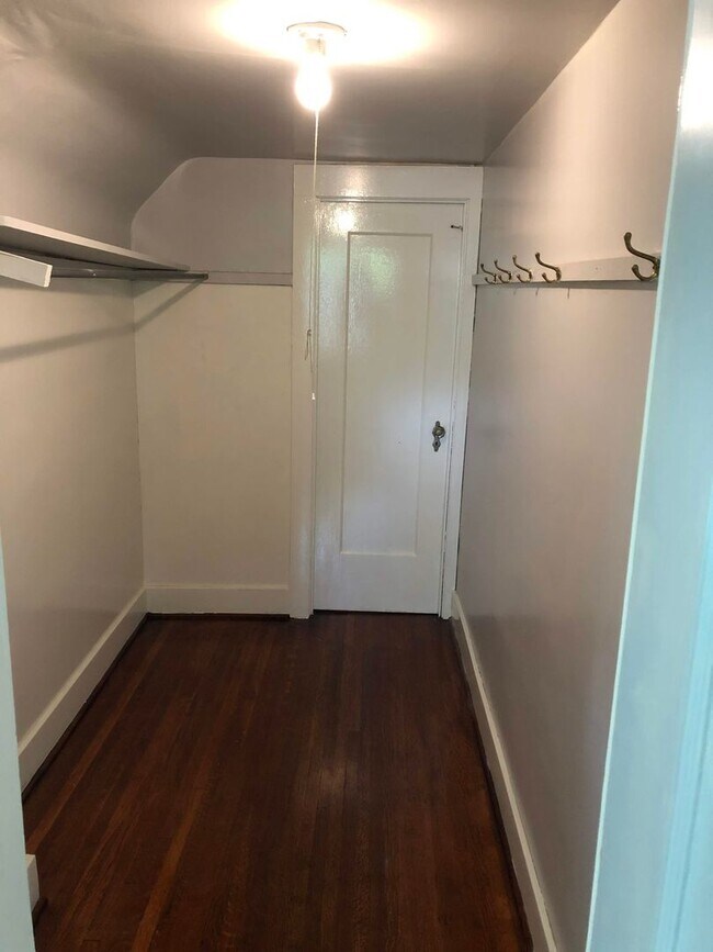 Building Photo - Beautiful 3 bedroom in Hyde Park neighborhood