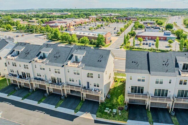 Building Photo - 813 Sawback Sq NE