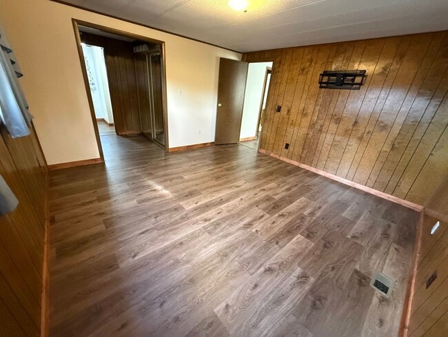 Building Photo - 4 Bed 2 Bath Home with 2 Car Garage, Large Private Fenced Yard. Lander, WY