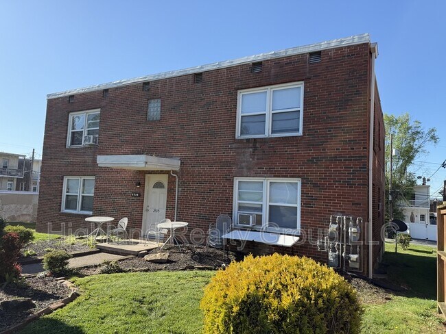 Building Photo - 2515 Woodlawn St