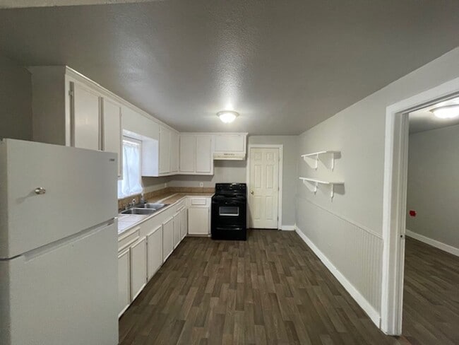 Building Photo - (5% Medical Monthly Discount) 1/2 off first months rent-Section 8 voucher Accepted-Charming 2 Bed...