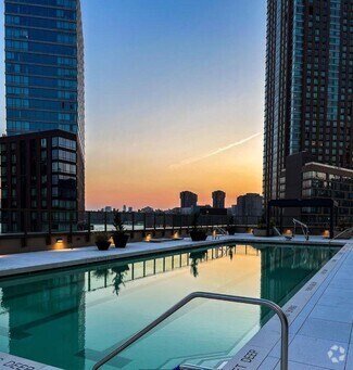 Building Photo - 1 bedroom in LONG ISLAND CITY NY 11109
