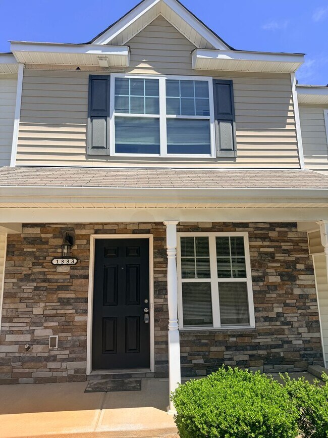 Building Photo - Upgraded Townhome