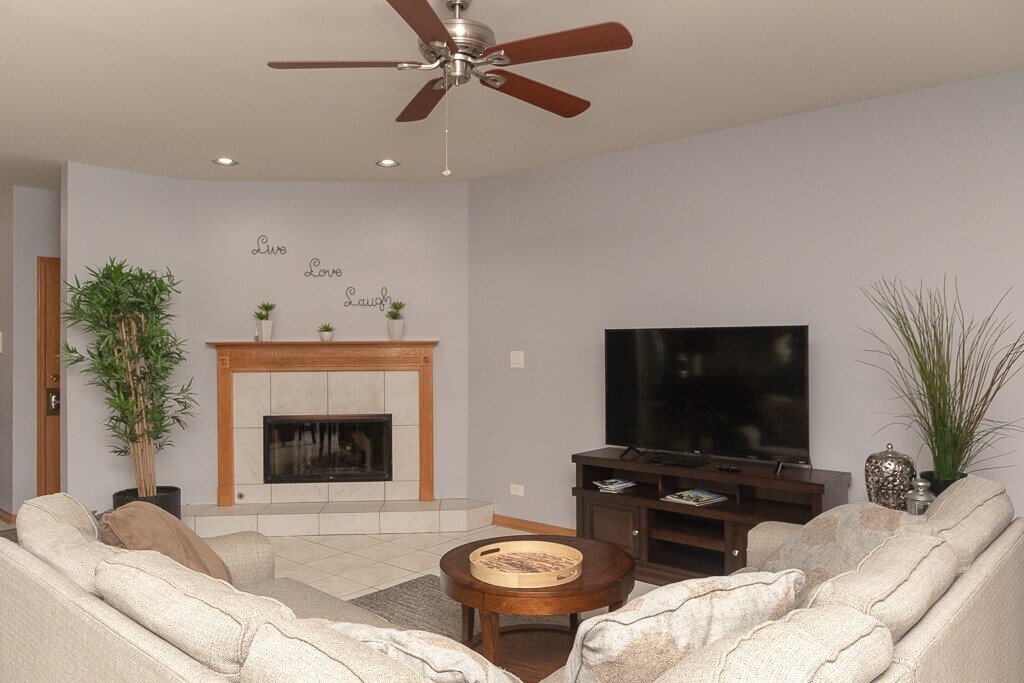 Building Photo - 1222 W Belmont Ave