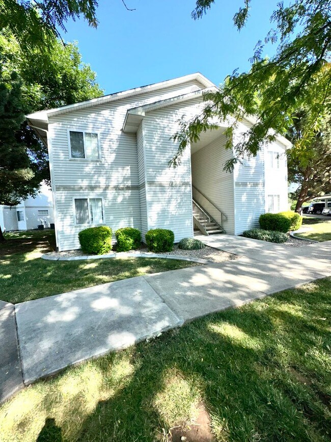 Building Photo - Fully renovated in 2025 2 bedroom, 2 bathroom ground floor apartment available soon.