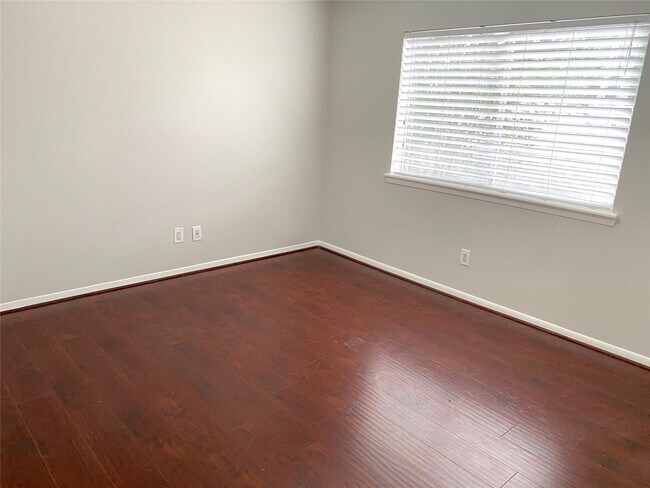 Building Photo - 14934 Elmont Dr