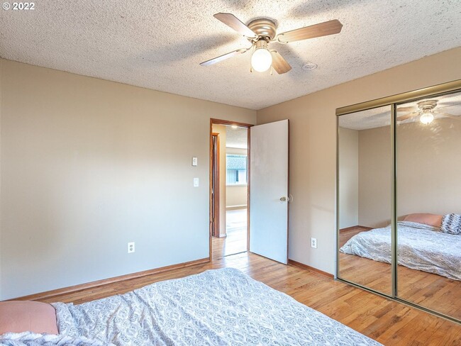 Building Photo - Bright Interior with Generous Bedroom Space – Includes Washer and Dryer