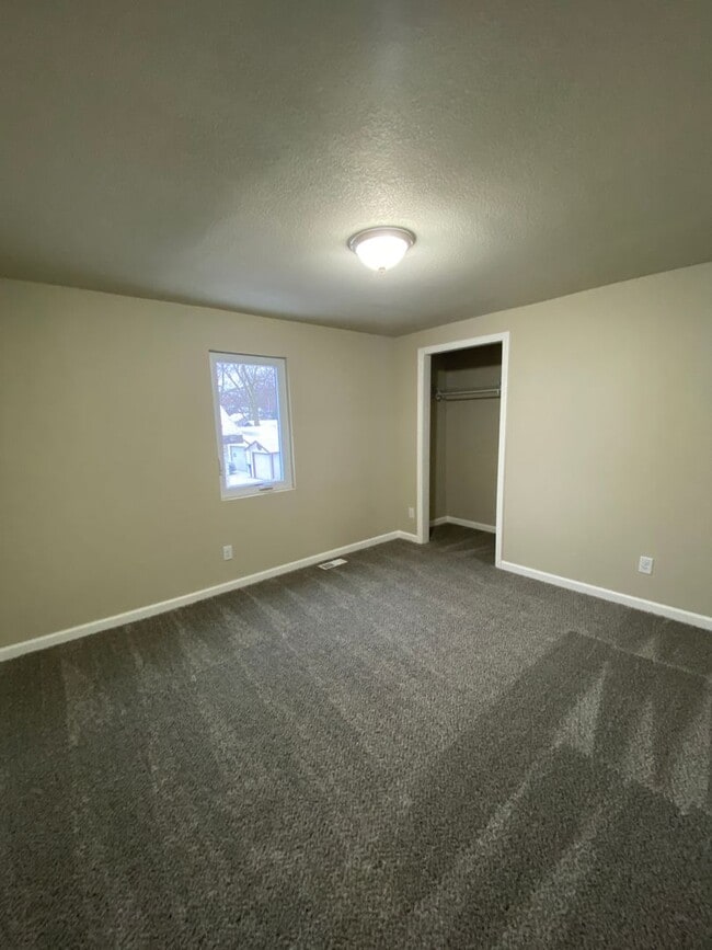 Building Photo - Newly remodeled 3 bedroom 1 bath 2 Stall D...