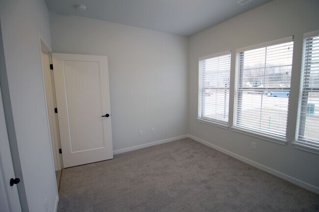 Building Photo - 2206 Rocky Ln