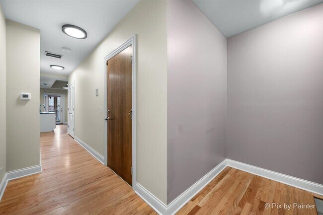 Building Photo - Updated Duplex Condo with 2 parking spots