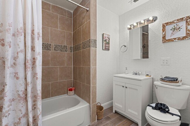 Building Photo - Beautifully Updated 3 bedroom, 2 bath!