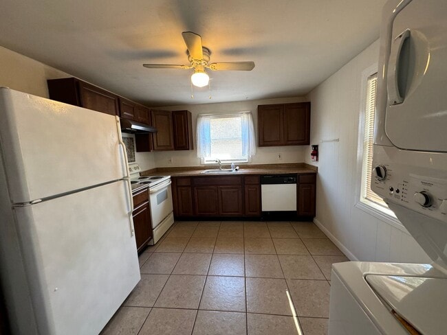 Building Photo - Spacious 2BR/1BA duplex