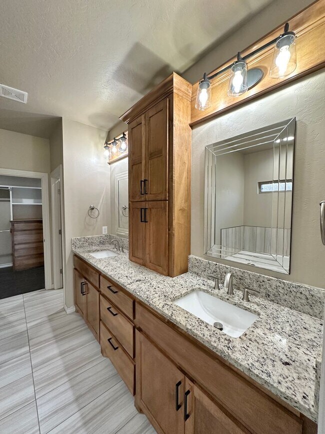 Building Photo - Rent Reduction!! 2 story, 5-bedroom 3 bath home in Wyatt Acres