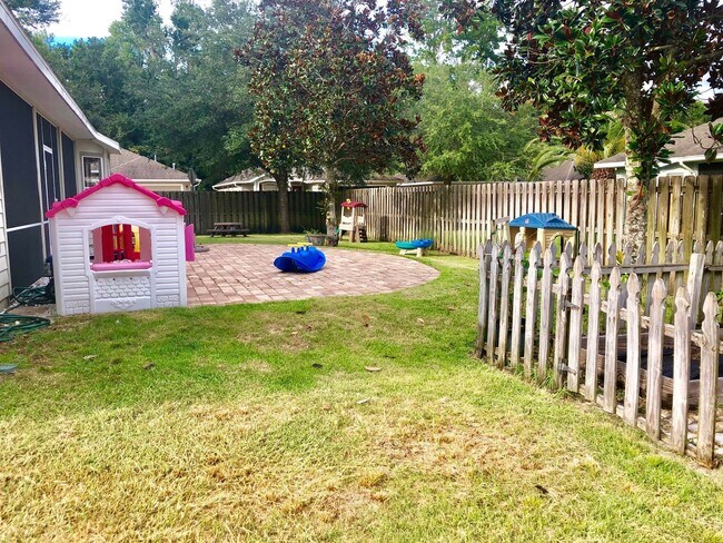 Building Photo - 4BR/2BA in Sorrento with large, fenced-in ...