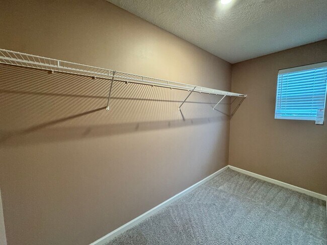 Building Photo - Dream House!! 4 Bedroom 3 Bath House in Davenport is a MUST SEE!!