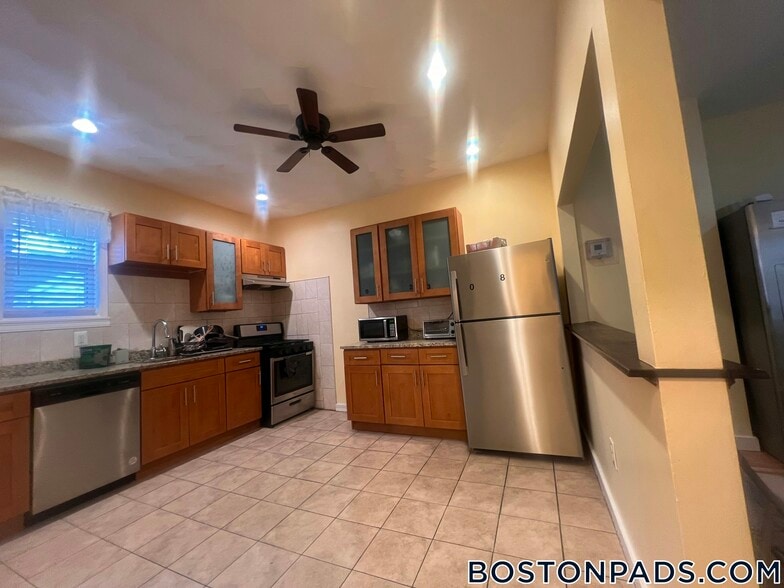 Building Photo - 816 River St