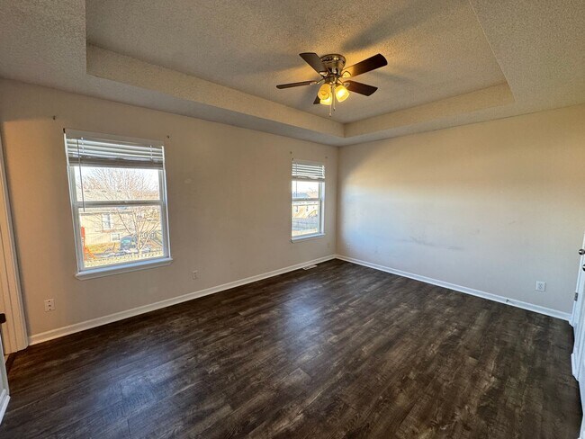 Building Photo - short term lease available