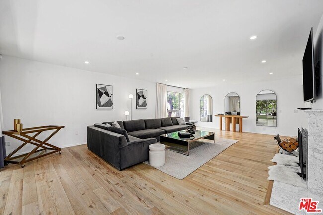 Building Photo - 440 N Oakhurst Dr