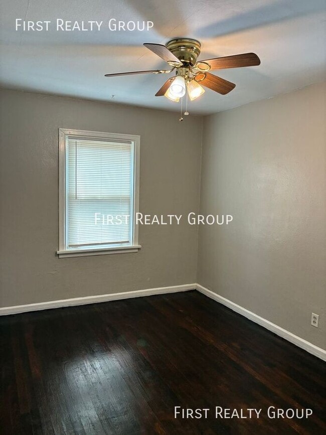 Building Photo - 207 Ashwood Ave
