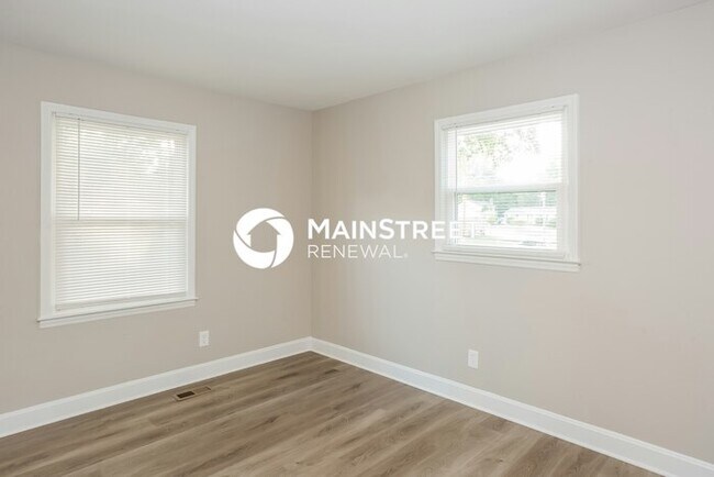 Building Photo - 4 Bedroom Pet-Friendly Home in Charlotte, NC with Main Street Renewal