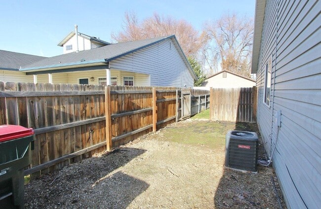Building Photo - Clean Single-Level Home in Quiet Neighborhood