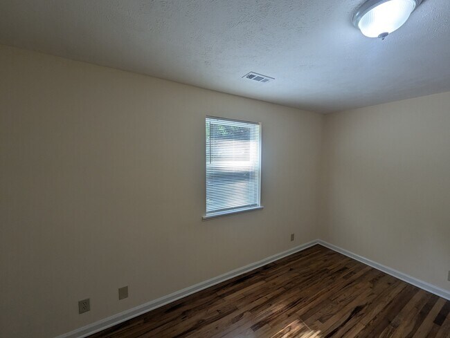 Building Photo - 22B Iris St