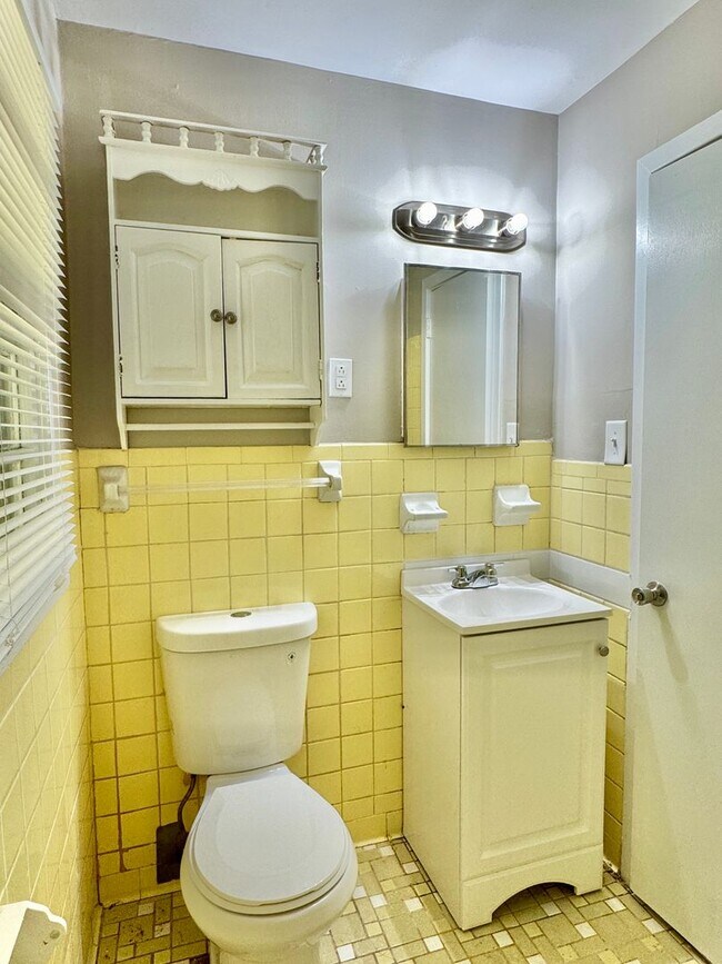 Building Photo - Move-in Ready ! Bright 3 Bedroom