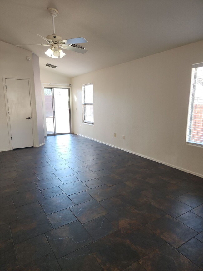 Building Photo - "Charming 3-Bedroom Oasis in Sahuarita - Spacious Living Awaits!"