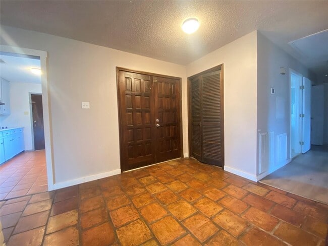 Building Photo - 815 Ramada Dr