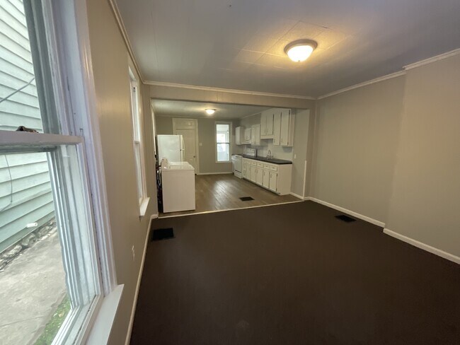 Building Photo - 556 S 2nd St