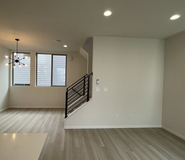 Building Photo - 2Bd/1.75Ba Seattle Townhouse