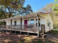 Building Photo - 2 bed 1.5 Bath Single Family Home