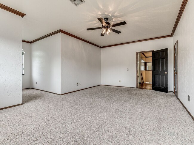 Building Photo - Spacious Home + East Edmond + 4 bedrooms