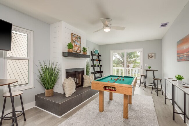 Building Photo - 1417 Poinsettia Ave