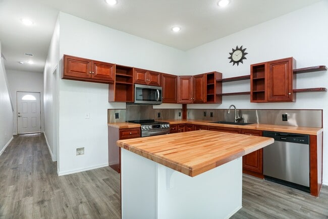 Building Photo - 8611 Key Windy Way