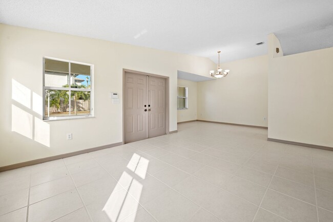 Building Photo - Waterfront 4 bedroom 2.5 bathroom Single F...