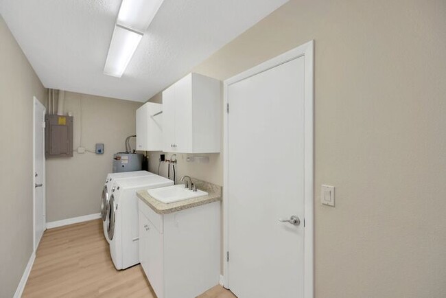 Building Photo - 2 BR, 2 BA Home in the Mainlands on the 18...