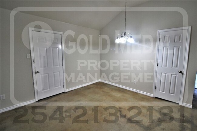 Building Photo - 4003 Cambridge Dr