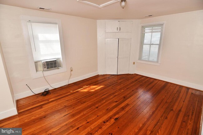 Building Photo - 105 E Pall Mall St