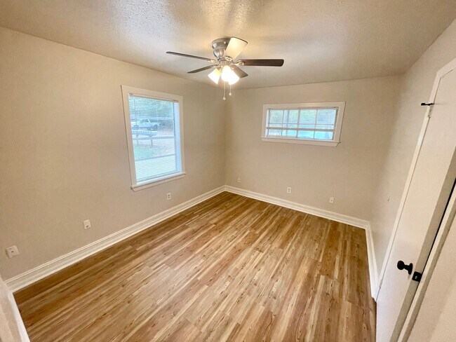 Building Photo - NEWLY RENOVATED! 2 Bed, 1 Bath Apartment f...