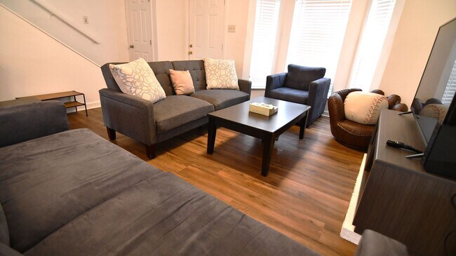 Building Photo - Housing Authority Vouchers Accepted !! Charming 2-bedroom, 2.5-bathroom home located in Baton Rouge